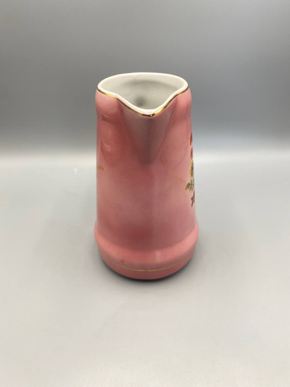 Pichet faïence rose, vue de face sans décor, bec verseur pincé en V, filet doré au col, émail rose vif uniforme