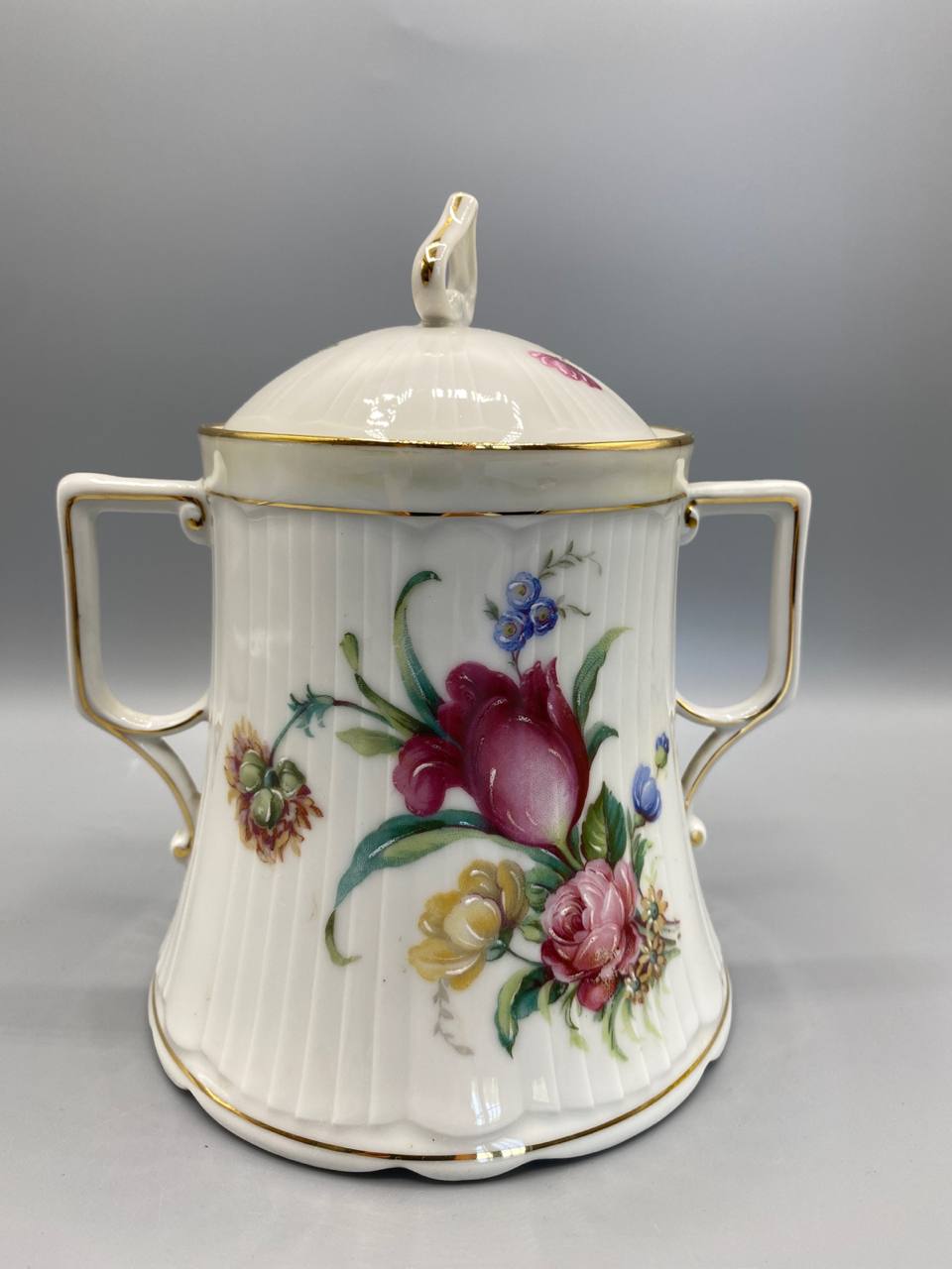 Biscuitier porcelaine Limoges, vue de face avec couvercle, côtes verticales en relief, bouquet floral polychrome tulipe bordeaux rose jaune myosotis, anse rectangulaire dorée