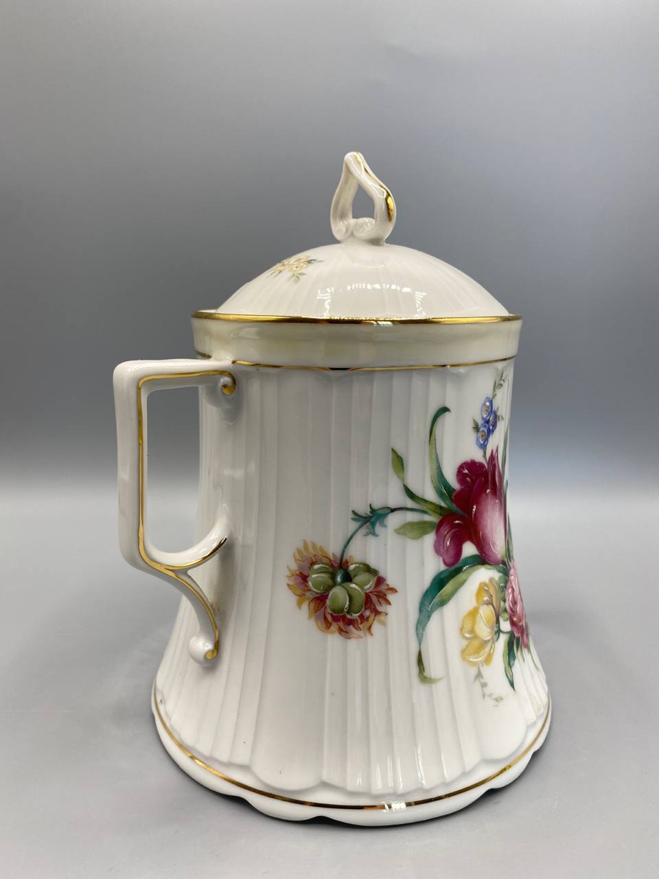 Biscuitier porcelaine Limoges, vue de dessus avec couvercle, prise en feuille sculptée, décor roses et myosotis en relief peint, filet doré sur le bord