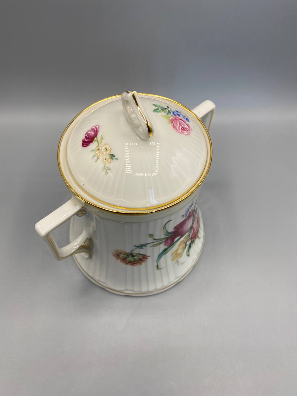 Biscuitier porcelaine Limoges ouvert, vue de dessus, intérieur blanc ivoire brillant, filet doré sur le bord du col, couvercle posé à côté