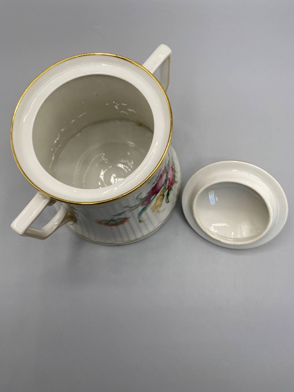 Biscuitier porcelaine Limoges vu de dessus avec mètre ruban, diamètre intérieur environ 10 cm, filet doré sur le bord, deux anses rectangulaires visibles