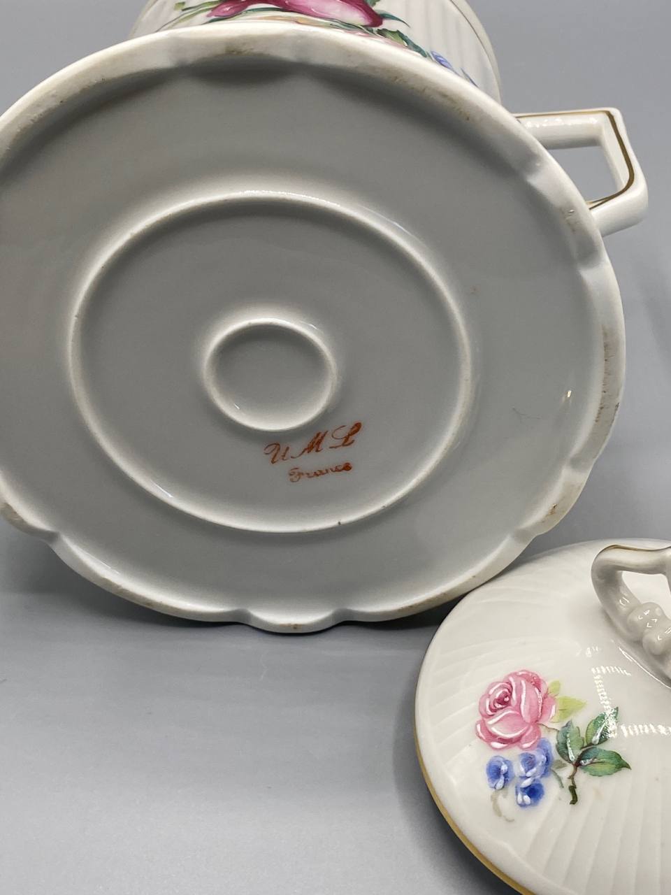 Biscuitier porcelaine Limoges avec mètre ruban, hauteur avec couvercle environ 17 cm, vue de face, bouquet floral polychrome et côtes verticales en relief