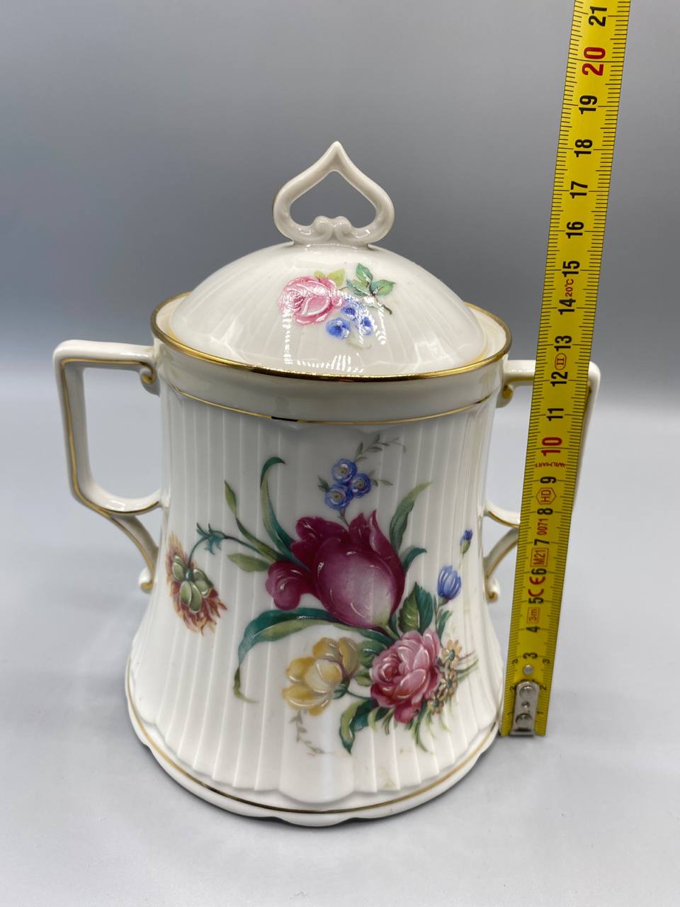 Biscuitier porcelaine Limoges, vue de trois quarts, couvercle dôme avec prise en feuille sculptée, deux anses rectangulaires à éperon doré, pied festonné lobé