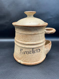 Pot à cornichons grès Vallauris, vue de face avec couvercle, inscription Cornichons en lettres cursives, émail beige sable moucheté, compartiment latéral égouttoir visible