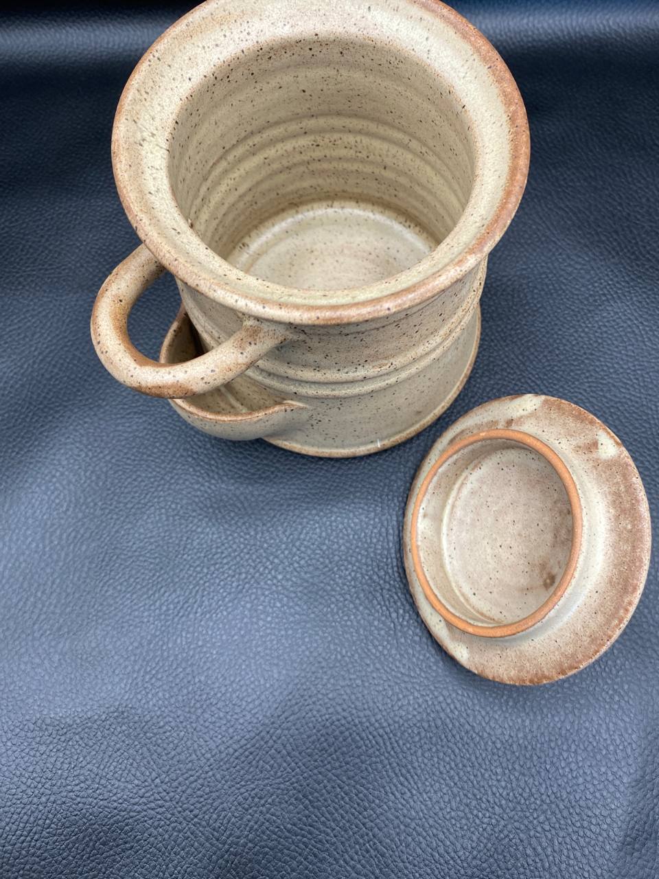 Pot à cornichons grès Vallauris ouvert, vue de dessus, intérieur émaillé beige, gorges tournées visibles, couvercle posé à côté avec anneau de terre cuite non émaillée