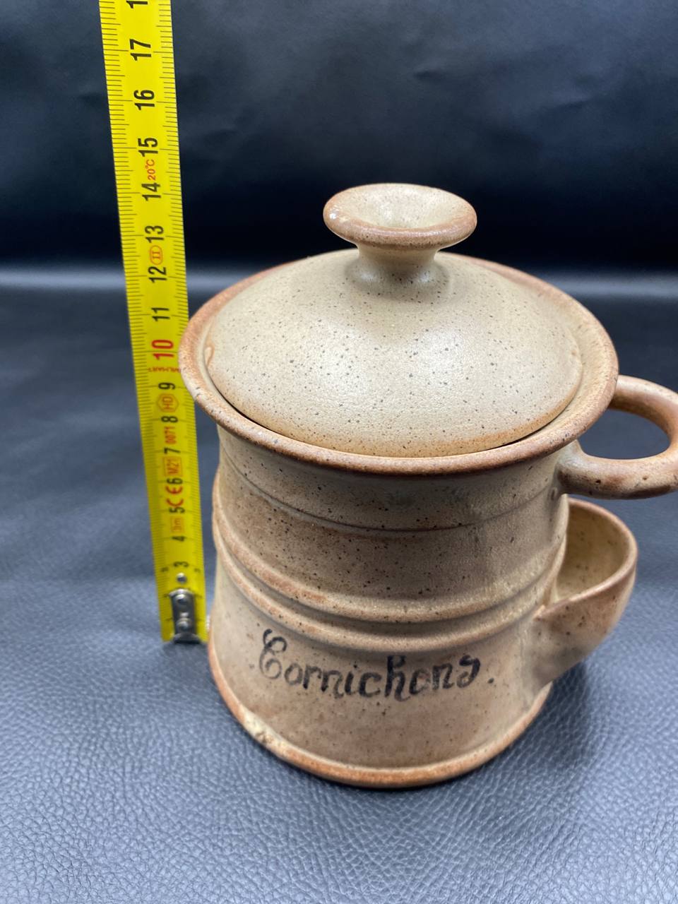 Pot à cornichons grès Vallauris avec mètre ruban, hauteur avec couvercle environ 17 cm, vue de face, inscription Cornichons et compartiment égouttoir latéral visibles