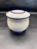 Pot à fromage blanc porcelaine blanche, vue de face avec couvercle, filet bleu cobalt et frise de petites dents peintes, forme ovoïde sur pied annulaire