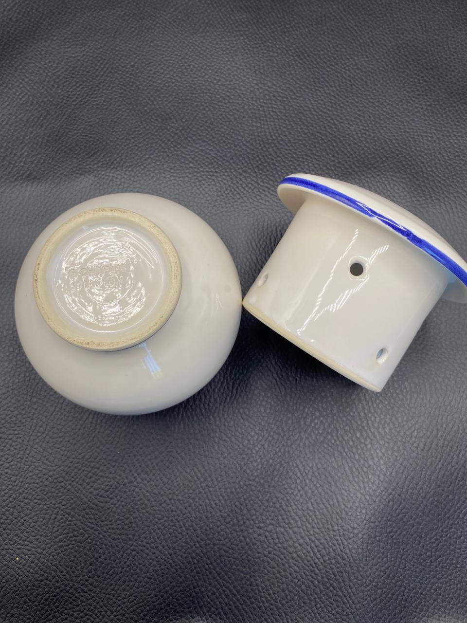 Pot à fromage blanc retourné et couvercle retourné, fond du corps avec cachet moulé, couvercle montrant les deux petits trous d'égouttoir percés sur le bord