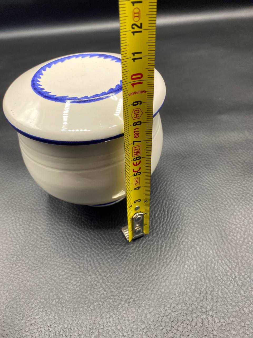 Pot à fromage blanc avec mètre ruban, hauteur avec couvercle environ 9-10 cm, vue de face, filet bleu cobalt et frise de dents visibles