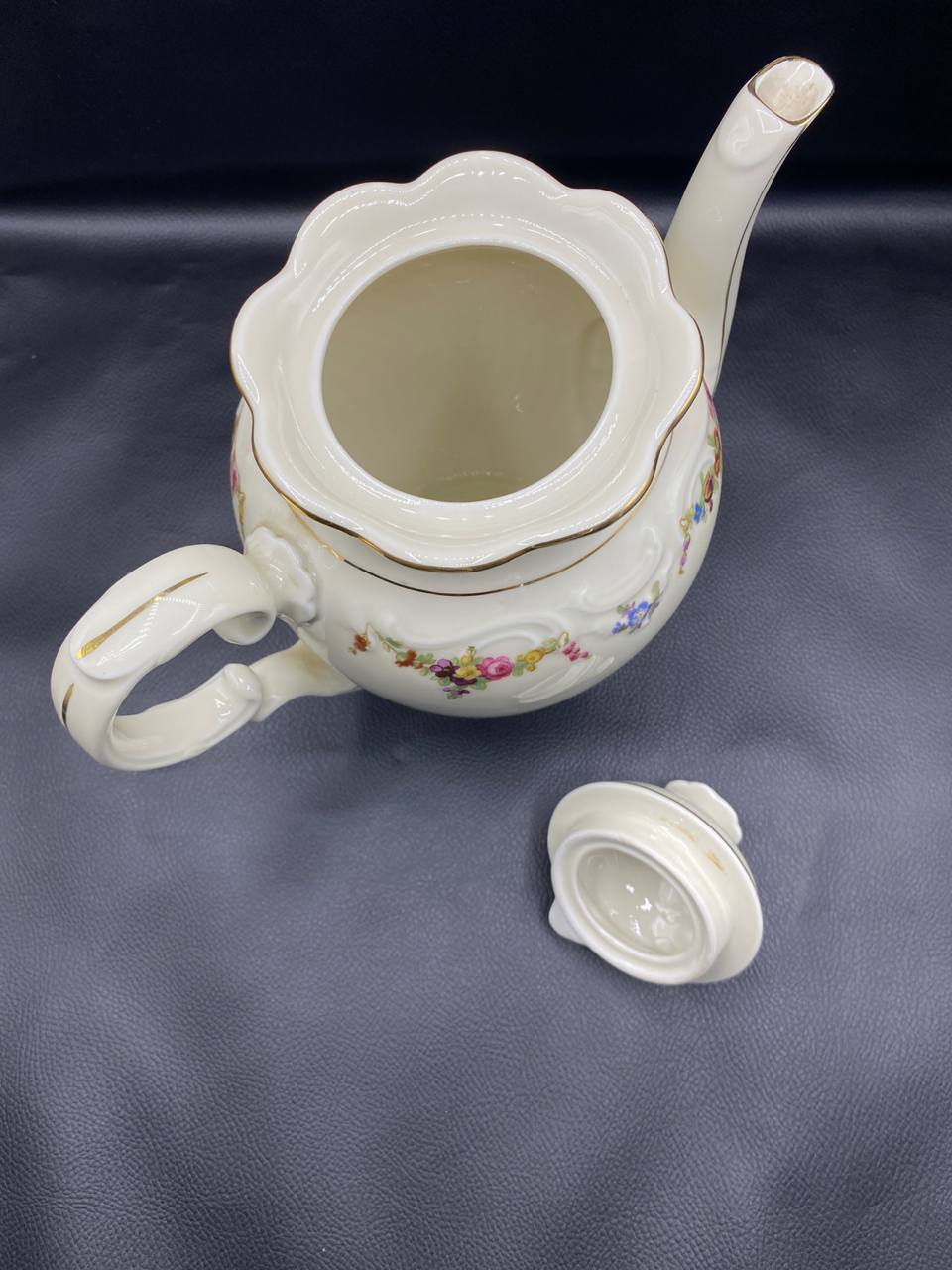 Cafetière Schumann Bavaria ouverte, vue de dessus, col lobé festonné avec filet doré, intérieur blanc ivoire, couvercle égouttoir posé à côté montrant les trous