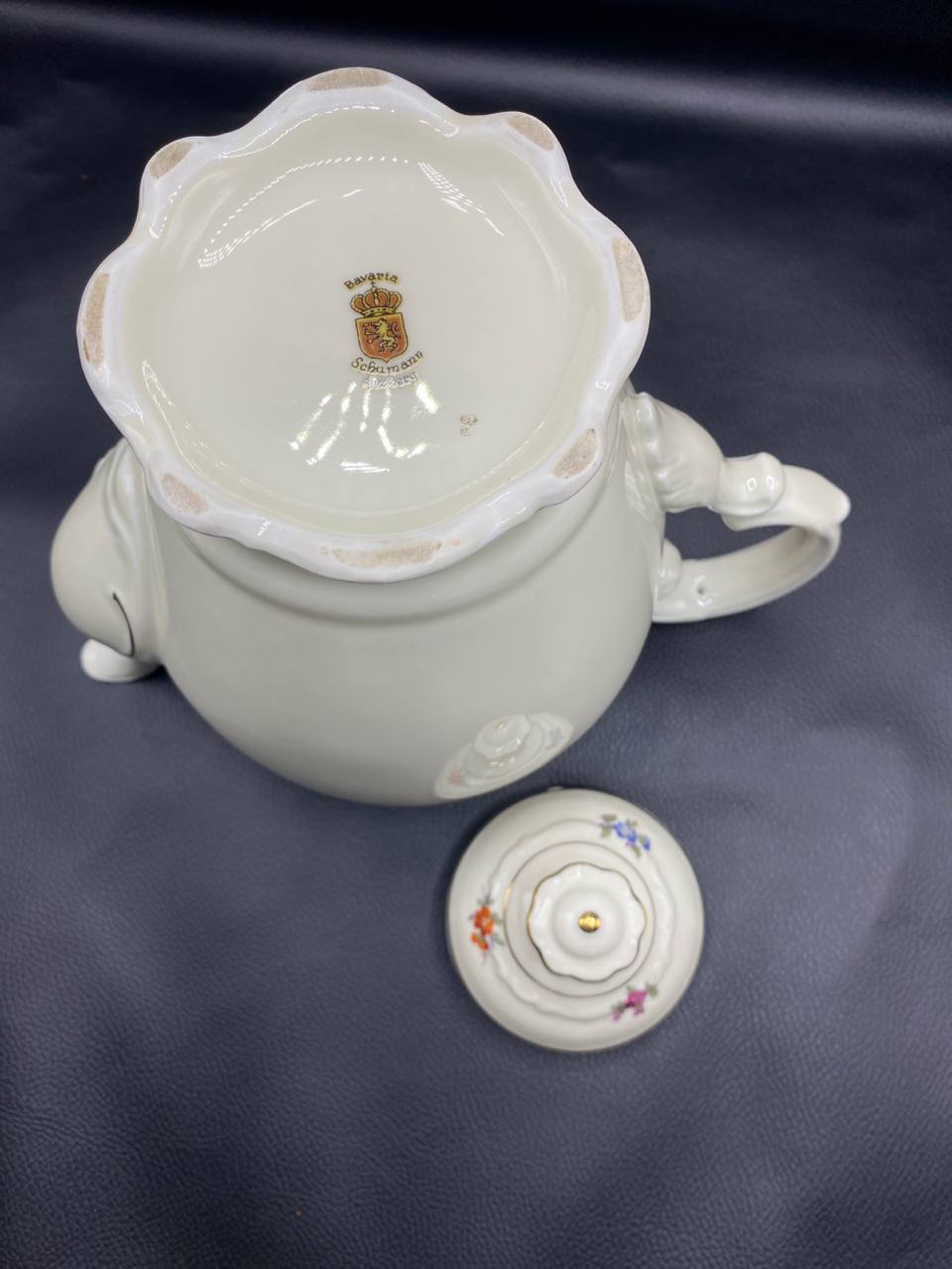 Fond de la cafetière Schumann Bavaria, étiquette dorée avec couronne et armoiries Bavaria Schumann, pied festonné lobé, couvercle retourné avec bouquet floral peint