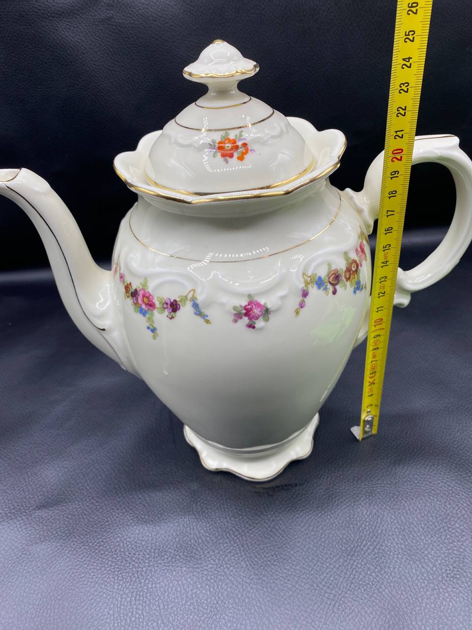 Cafetière Schumann Bavaria avec mètre ruban, hauteur avec couvercle environ 24 cm, vue de face, guérilandes florales et reliefs rococo visibles