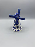 Moulin hollandais faïence Delft bleu, vue de face, émail blanc et bleu cobalt, décors floraux stylisés, ailes mobiles en croix, porte arquée peinte