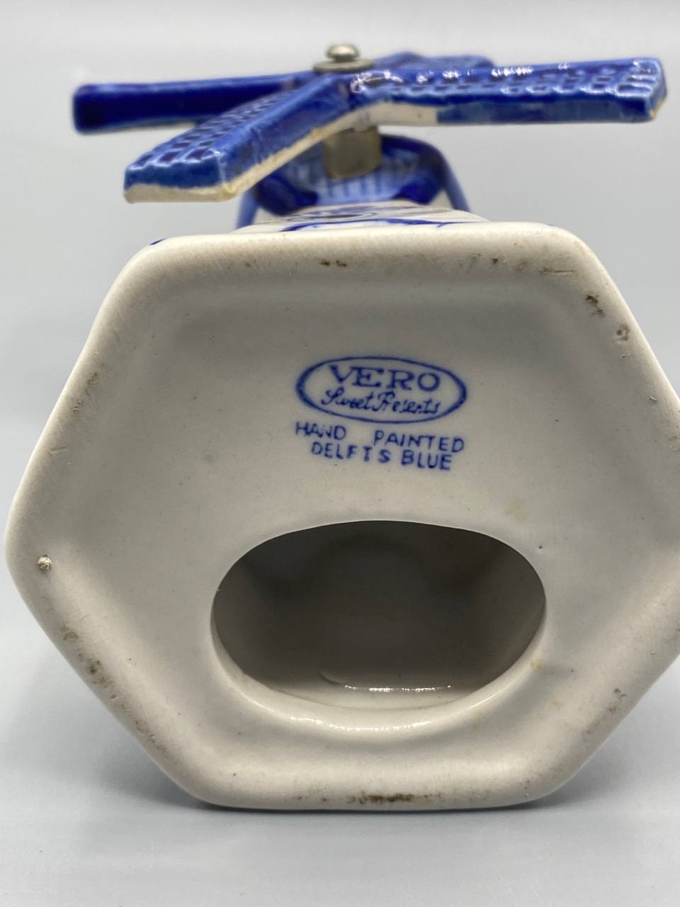Fond du moulin hollandais, base hexagonale creuse, marquage oval VERO Sweet Presents et inscription Hand Painted Delft's Blue en bleu