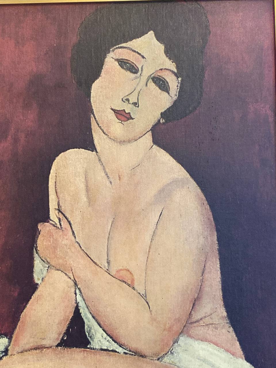 Reproduction Modigliani encadrée, vue d'ensemble, cadre doré mouluré avec passe-partout noir, nu féminin assis en pied, fond bordeaux