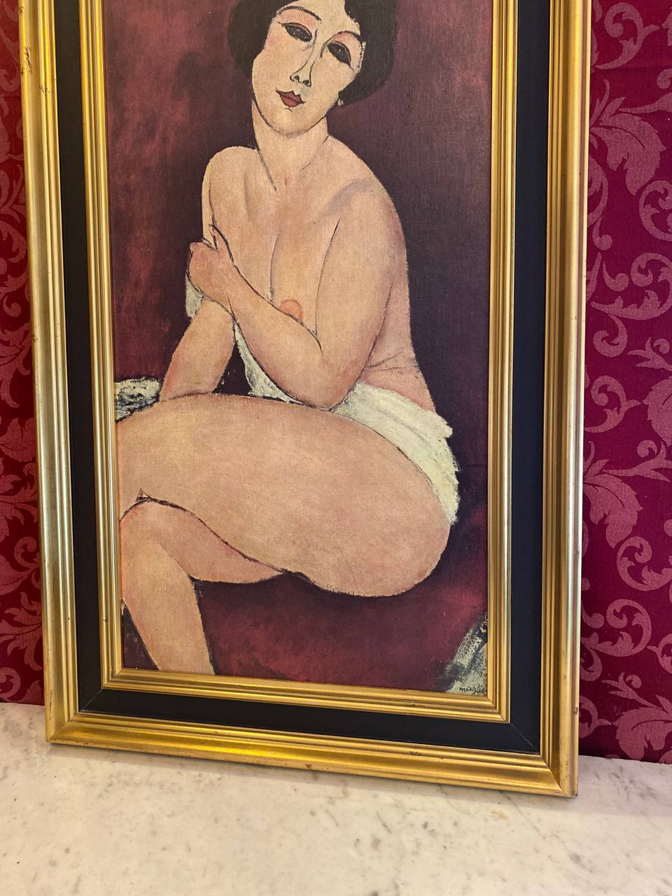 Détail signature modigliani en cursive dans le coin inférieur droit, trame d'impression sur toile visible, angle du cadre doré