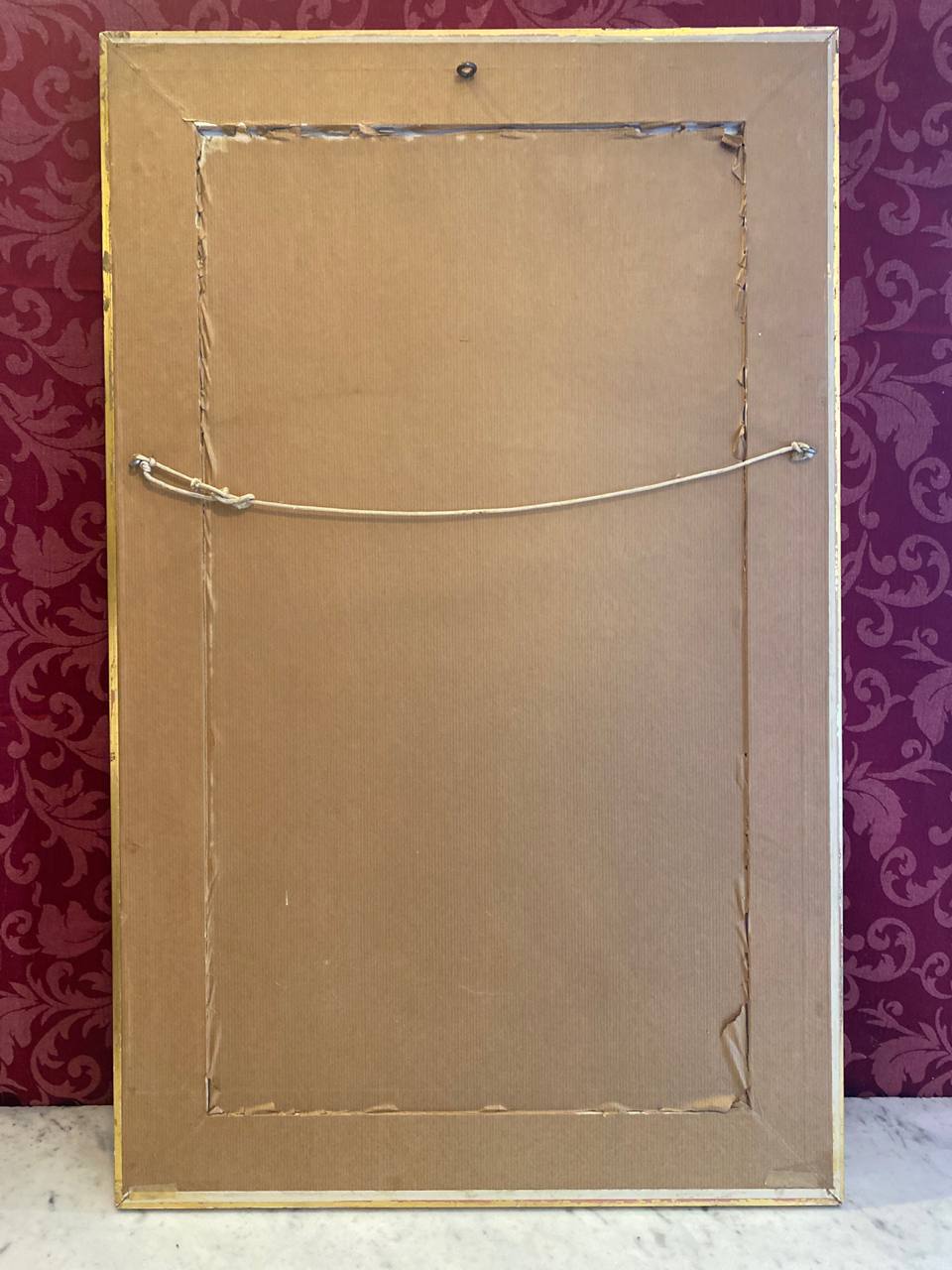 Mesure de la hauteur du cadre avec mètre ruban, environ 75 cm, angle supérieur droit du cadre doré mouluré avec passe-partout noir visible