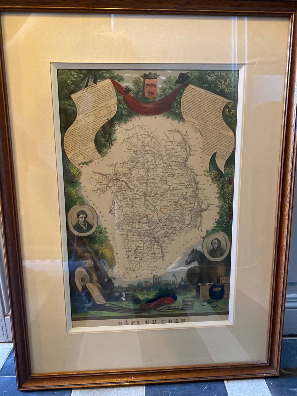 Carte illustrée ancienne du département du Cher d'après Levasseur, vue d'ensemble encadrée, cadre bois patiné, passe-partout crème, iconographie régionale