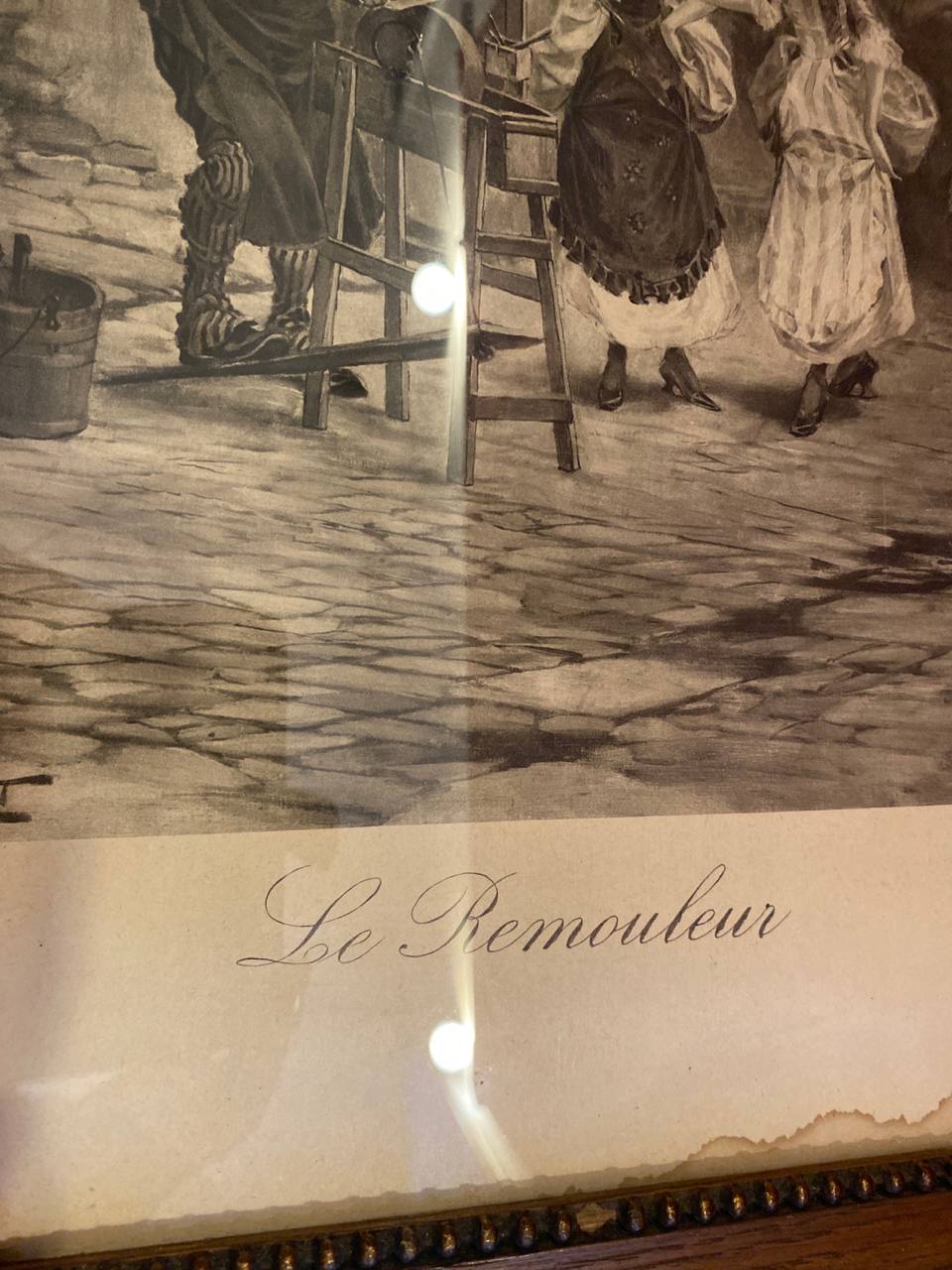 Détail signature F.R. Duport et mention Fabrique Française en bas à gauche de la gravure, pavage visible