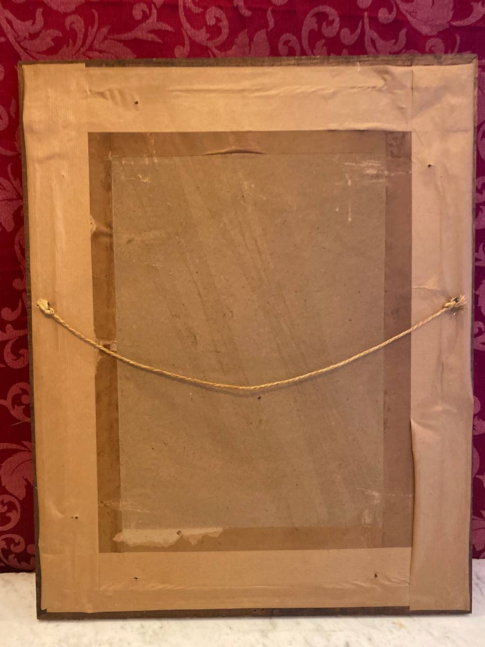 Mesure de la largeur du cadre avec mètre ruban, environ 43-44 cm, angle supérieur du cadre chêne sculpté à perles dorées, passe-partout crème et gravure visibles