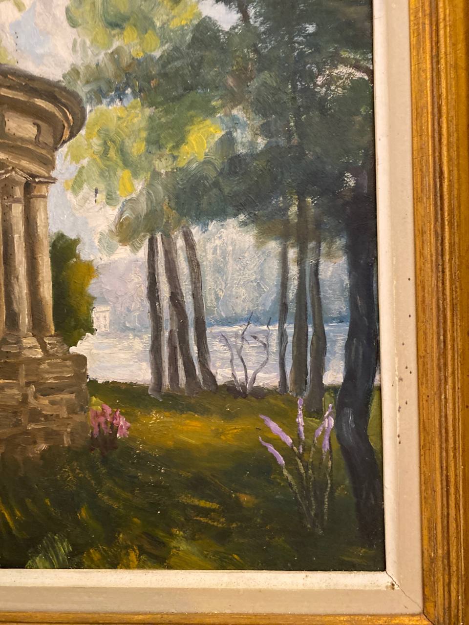 Détail du temple à colonnes ioniques, rotonde antique aux pierres patinées, arbres en arrière-plan, touche libre et assurée