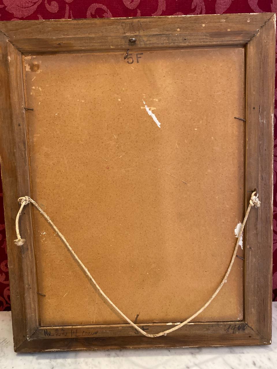 Mesure de la largeur du cadre avec mètre ruban, environ 37 cm, angle inférieur droit du cadre doré cannelé, iris mauves et zone sombre visibles