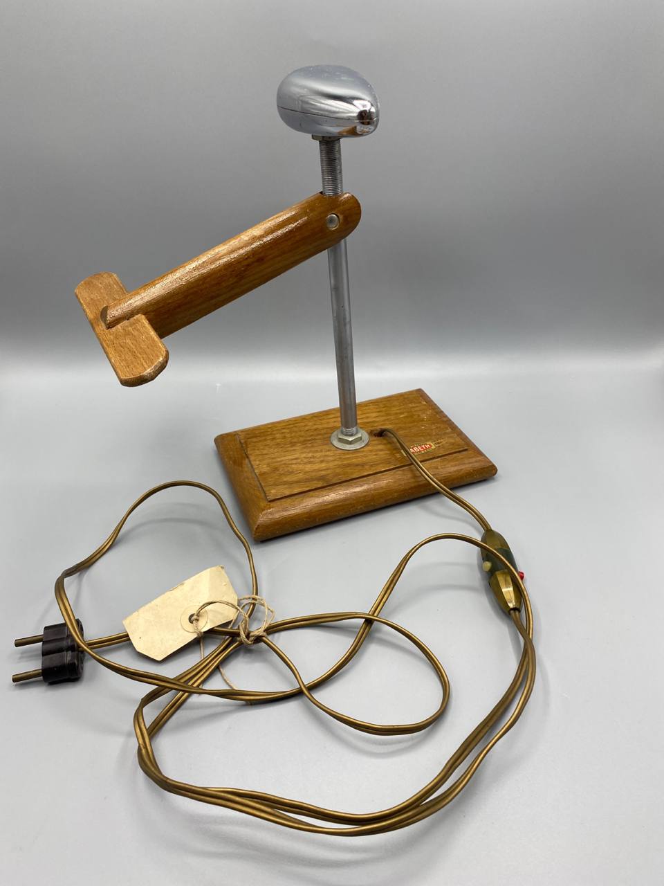 Fer de précision électrique BABETH, vue d'ensemble, socle en bois de chêne, bras articulé, tête chauffante chromée en demi-sphère, cordon tressé doré d'origine