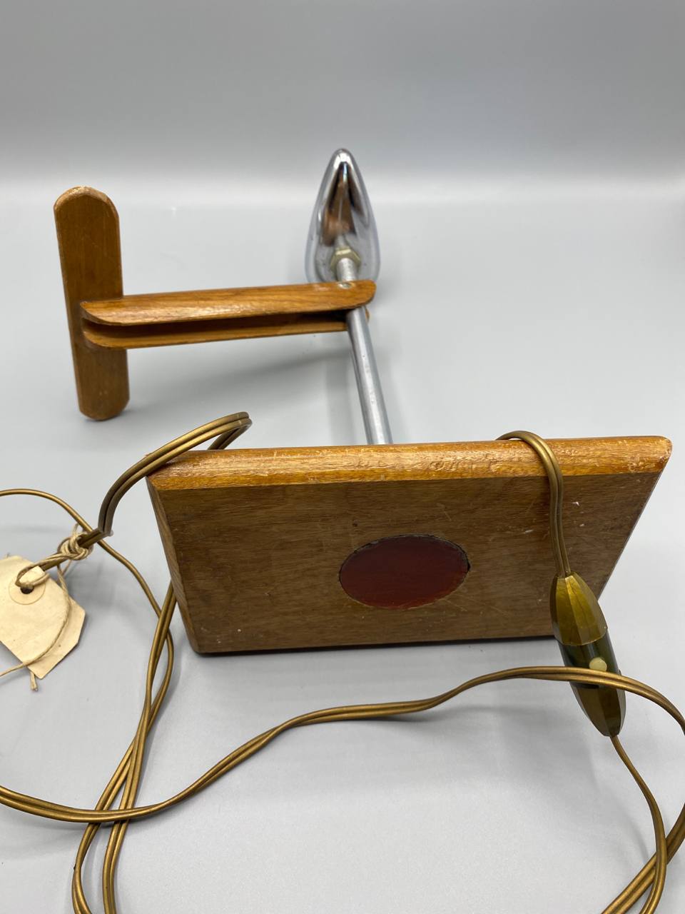 Mesure de la hauteur totale du fer BABETH avec mètre ruban, environ 26-27 cm, tête chauffante chromée en demi-sphère au sommet, bras articulé en bois visible
