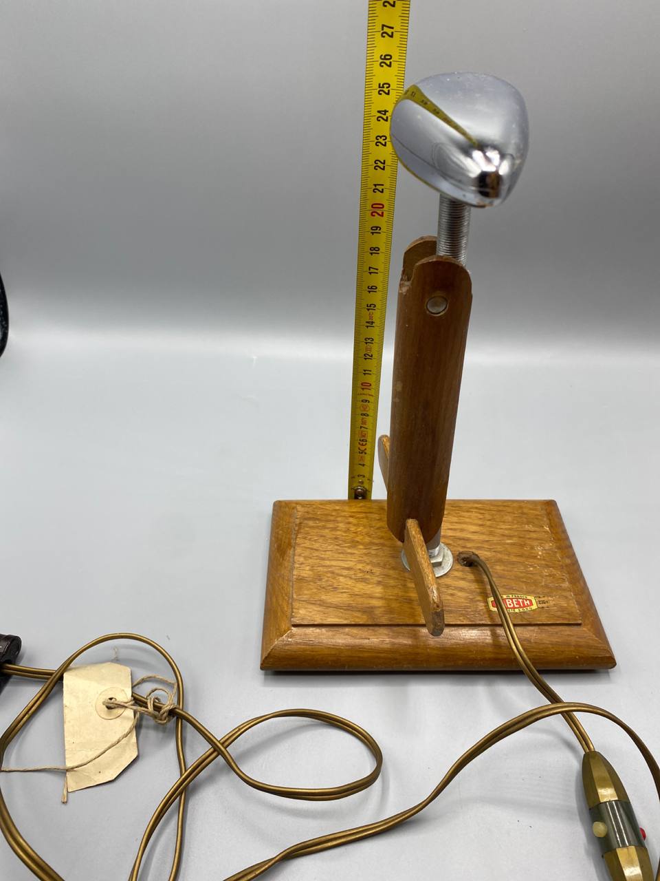 Mesure de la largeur du socle en bois avec mètre ruban, environ 17-18 cm, étiquette BABETH visible, cordon tressé doré et interrupteur en ligne
