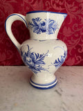 Pichet faïence portugaise blanc bleu décor floral peint main panse balustre anse ruban vue de face