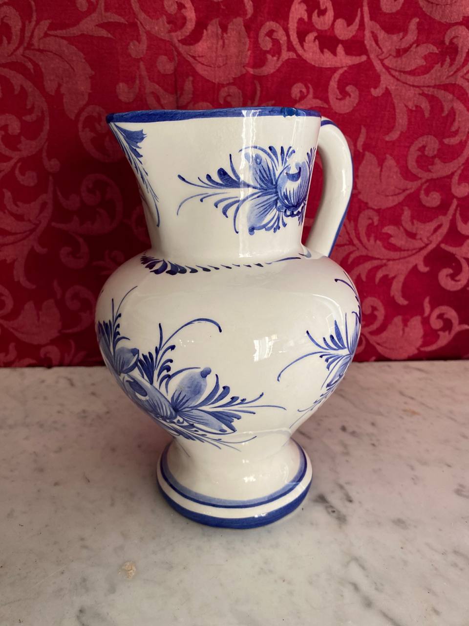 Pichet faïence portugaise blanc bleu vue de trois quarts gauche décor floral panse col bec verseur