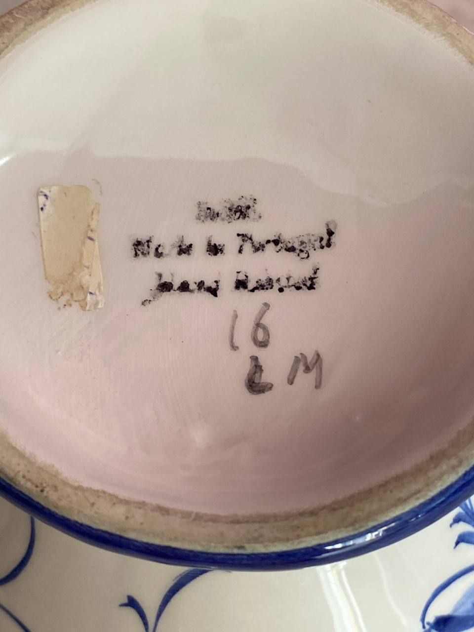 Fond pichet faïence portugaise inscription manuscrite Made in Portugal Hand Painted numéro 16 initiales LM