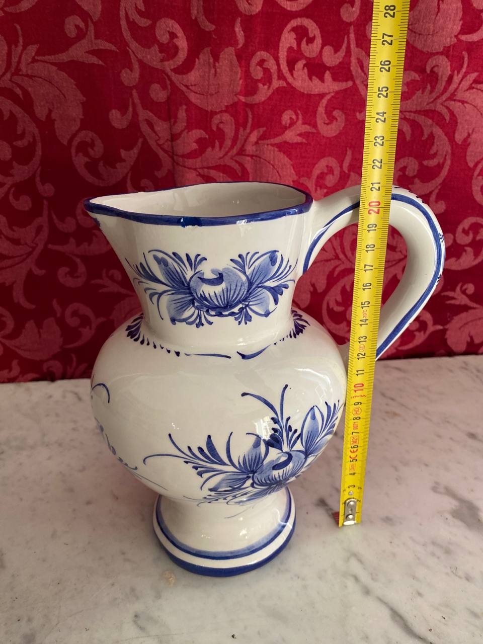 Pichet faïence portugaise blanc bleu mètre mesure hauteur 20 cm vue de profil