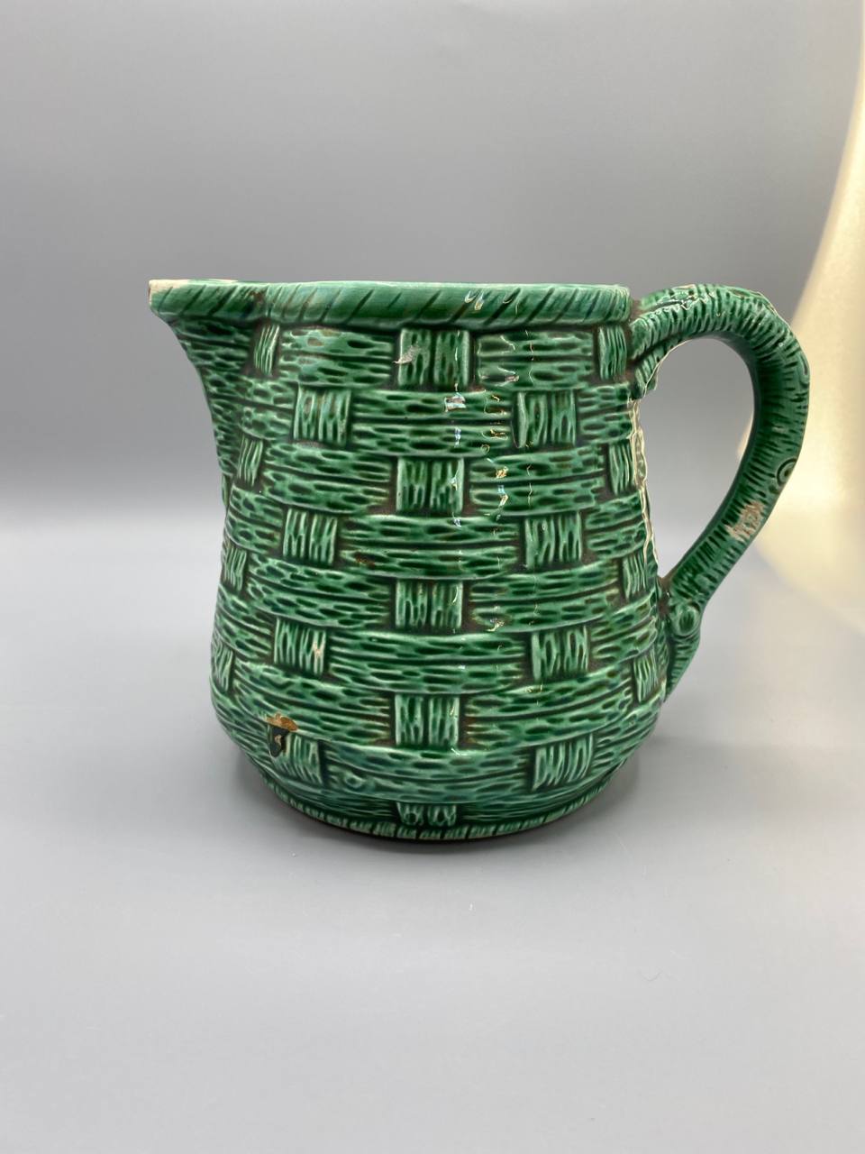 Pichet barbotine Digoin Sarreguemines vert décor vannerie tressée relief vue de face sans anse