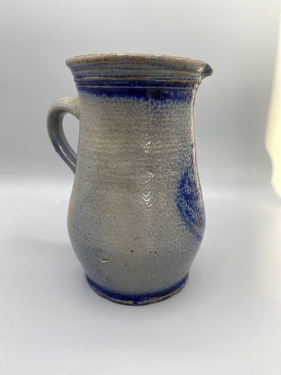 Pichet grès d'Alsace décor cobalt, vue de face
