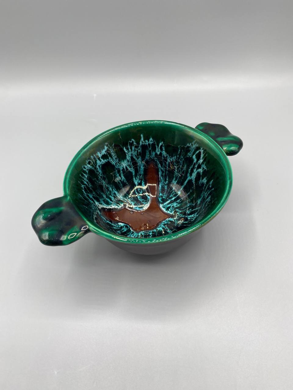 Coupe à oreilles Vallauris, vue intérieure, décor flammé vert émeraude