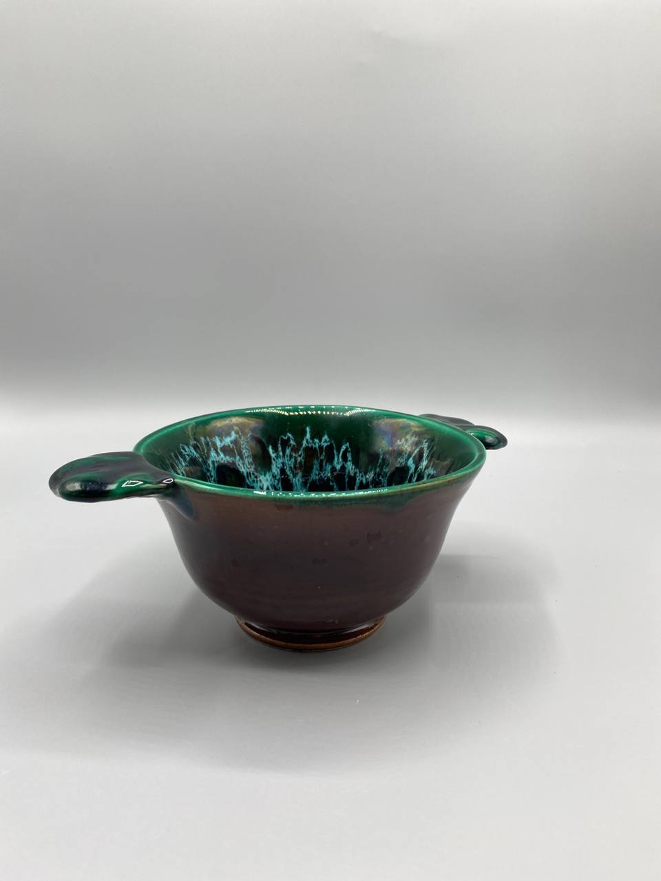 Coupe à oreilles Vallauris, vue de face, émail flammé vert et brun
