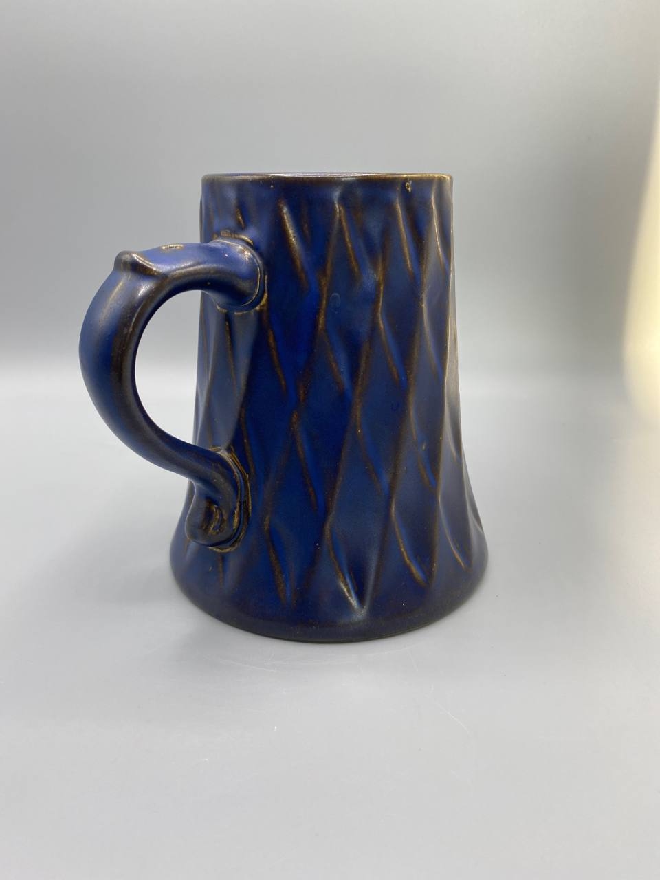 Chope céramique bleue cobalt, vue de dos avec anse à double nœud