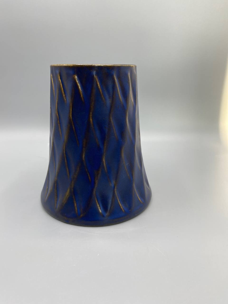 Chope céramique bleue cobalt, vue de profil sans anse