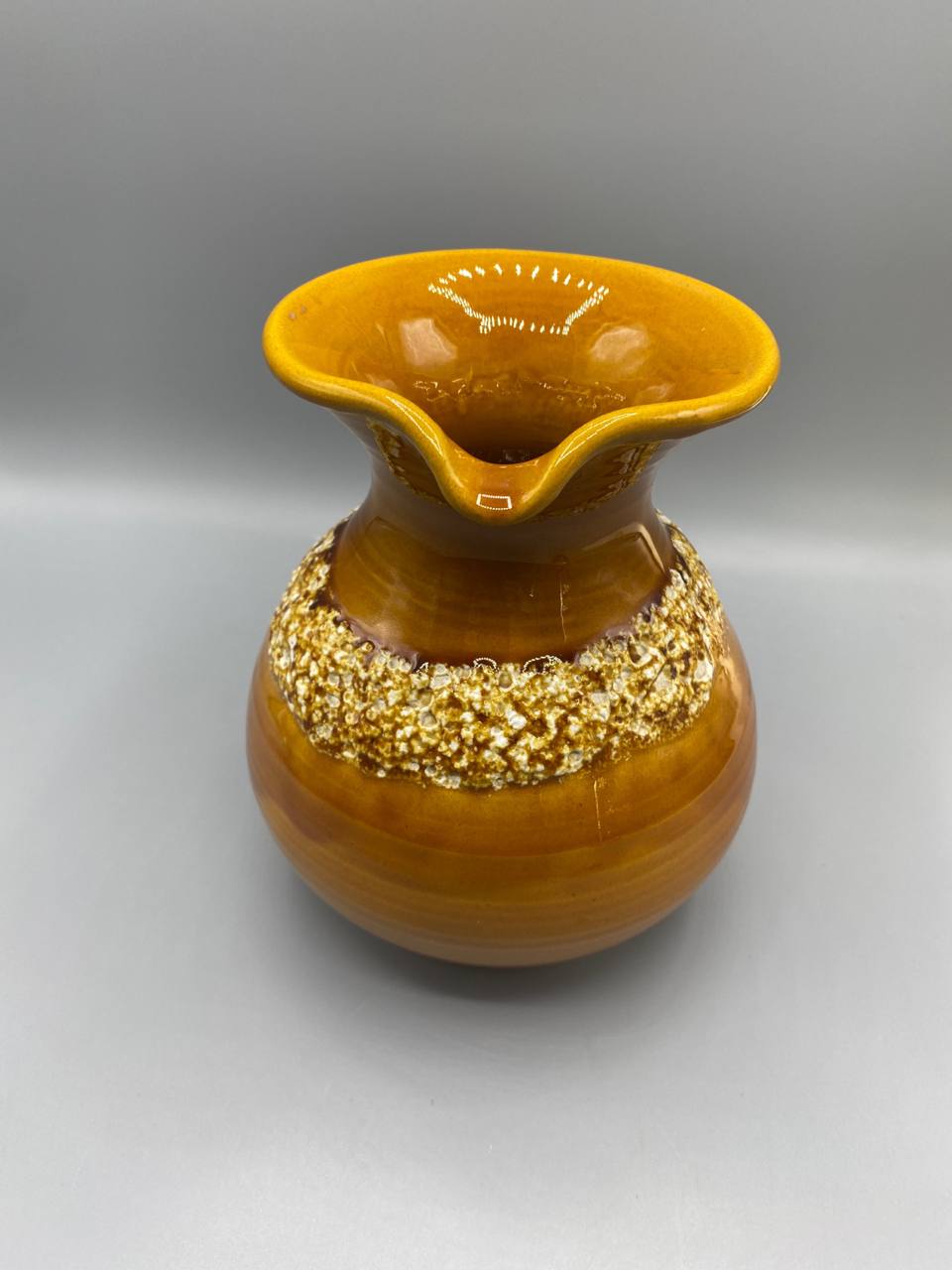 Pichet Vallauris, vue du dessus, intérieur jaune safran