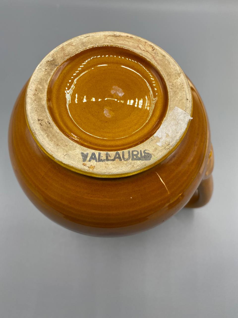 Pichet Vallauris, détail ceinture barbotine granulée