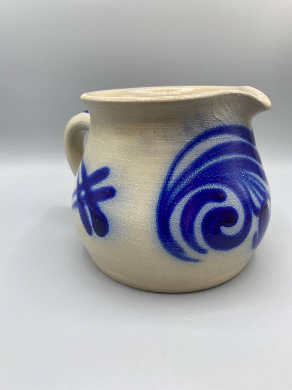 Pichet grès de sel, vue de face, décor cobalt spirales et motifs floraux