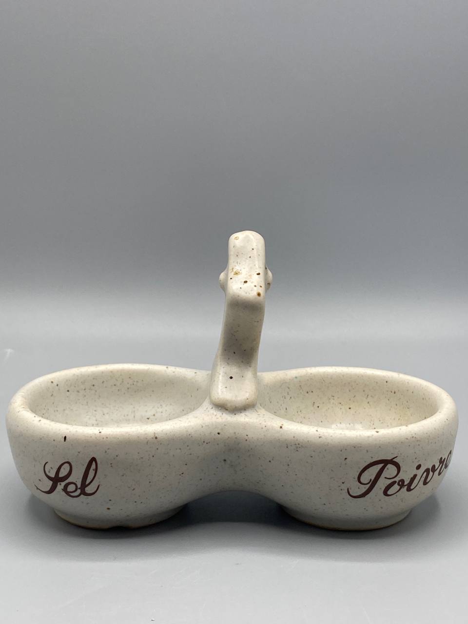Double salière Sel et Poivre en grès moucheté, vue de face, inscription cursive brune