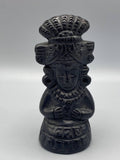 Figurine précolombienne céramique noire, vue de face, déesse à coiffe en éventail