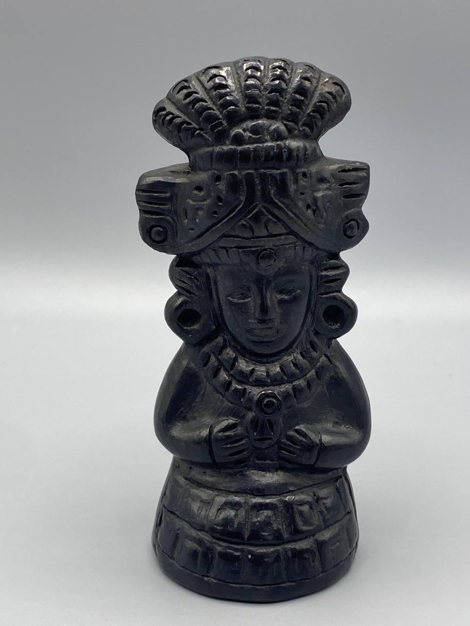 Figurine précolombienne céramique noire, vue de face, déesse à coiffe en éventail