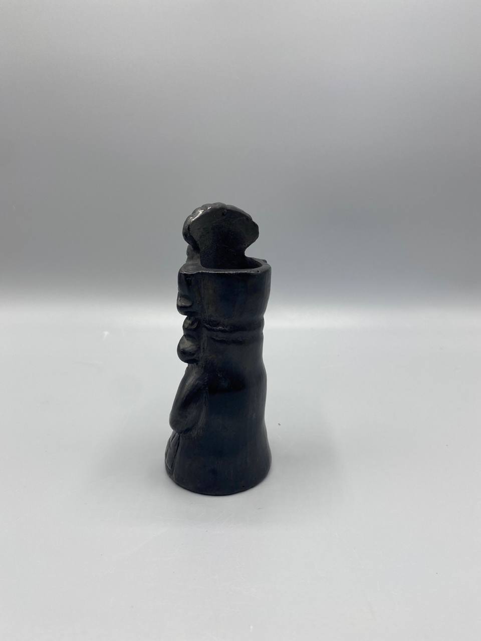 Figurine précolombienne, vue de profil gauche