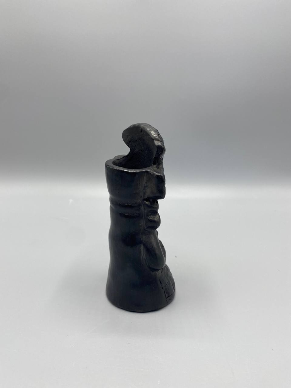 Figurine précolombienne, vue de profil droit