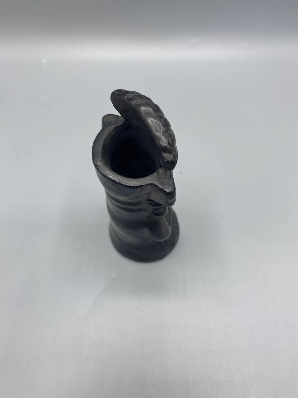 Figurine précolombienne, vue du dessus, ouverture intérieure