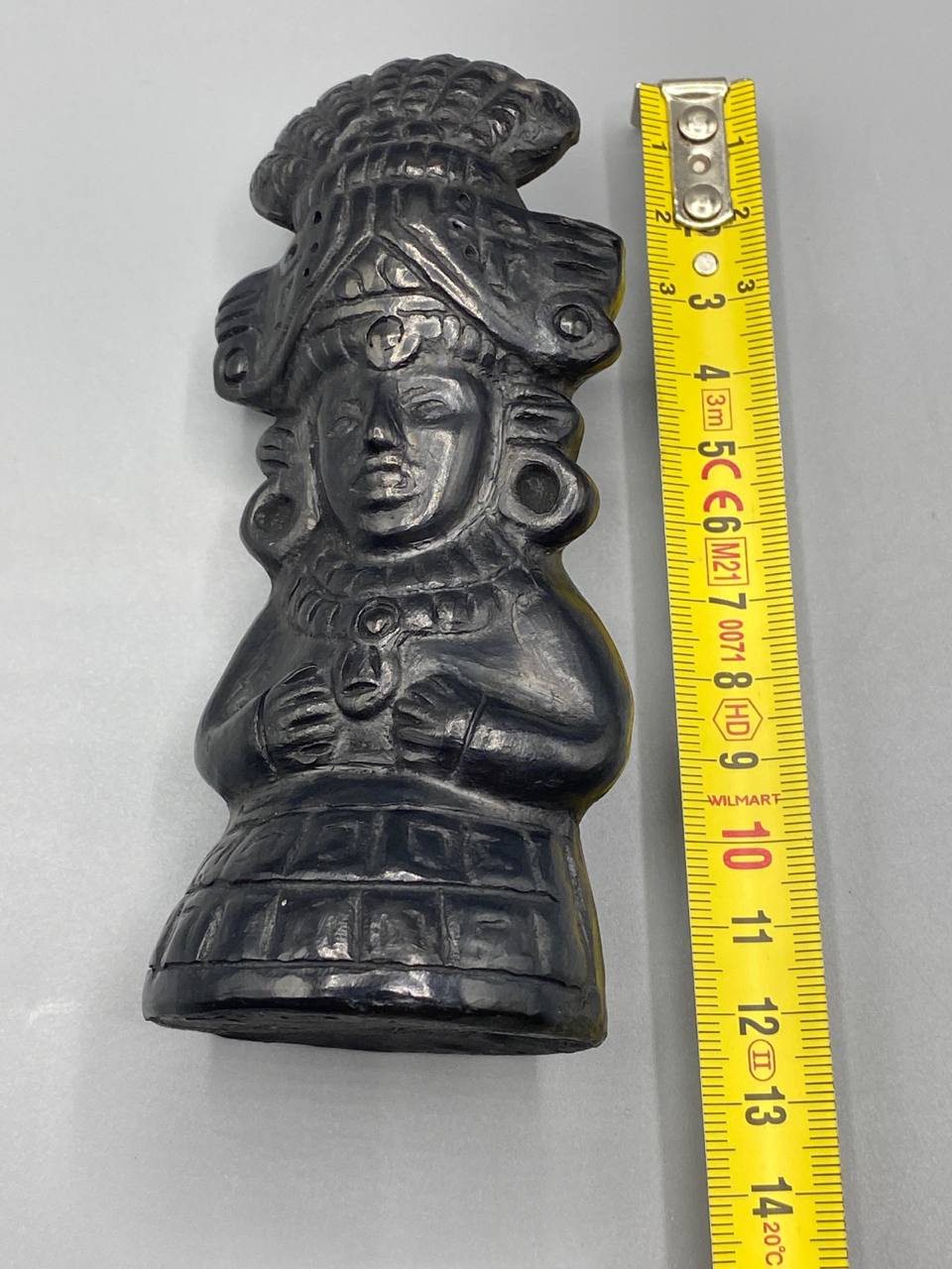 Figurine précolombienne avec mètre, hauteur 12 cm