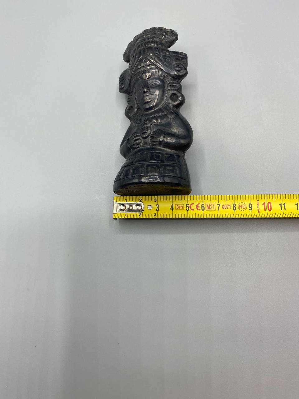 Figurine précolombienne avec mètre, largeur 5 cm